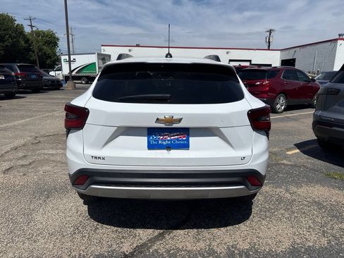 Used 2025 Chevrolet Trax LT FWD image 5