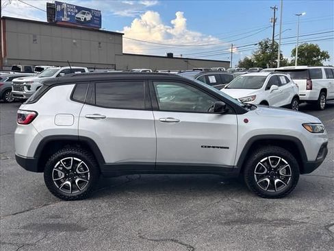 Used 2025 Jeep Compass Trailhawk AWD/4WD image 12