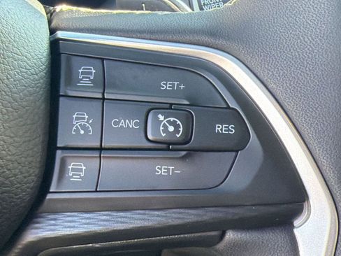 Used 2023 Jeep Grand Cherokee Altitude image 20