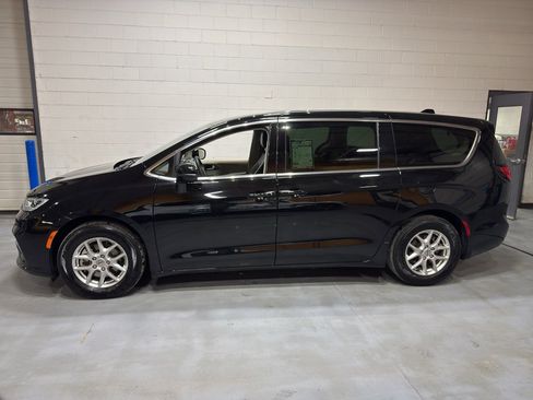 Used 2024 Chrysler Pacifica Touring-L image 2