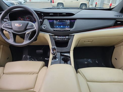 Used 2017 Cadillac XT5 Luxury w/ Driver Awareness Package image 9