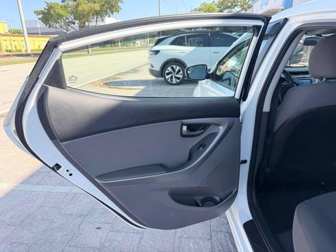 Used 2015 Hyundai Elantra SE w/ Option Group 02 FWD image 16