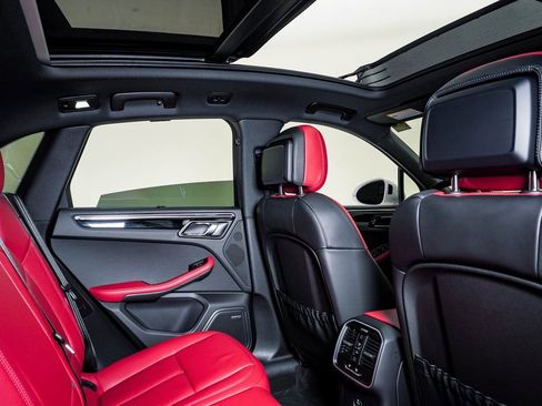 Certified 2025 Porsche Macan image 16