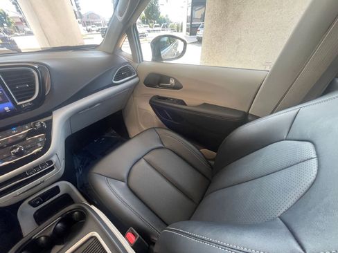 Used 2024 Chrysler Pacifica Touring-L image 37