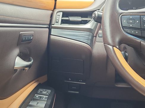 Used 2019 Lexus ES 300h FWD image 13