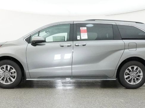 New 2026 Toyota Sienna XLE FWD image 13