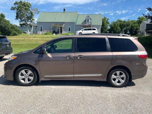 Used 2018 Toyota Sienna LE image 8