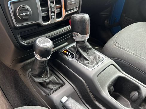 Used 2023 Jeep Gladiator Sport AWD/4WD image 18