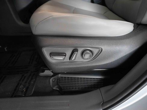 Used 2023 Toyota Sienna XLE FWD image 12