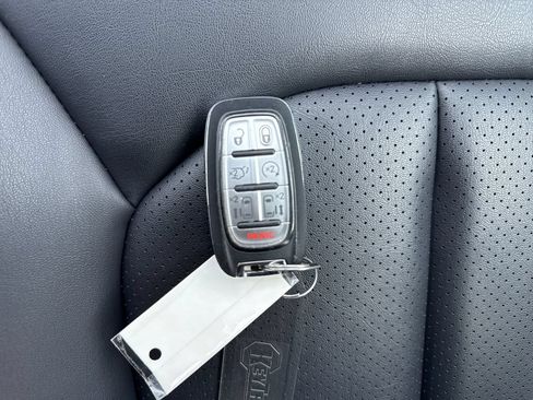 Used 2025 Chrysler Pacifica Select FWD image 25