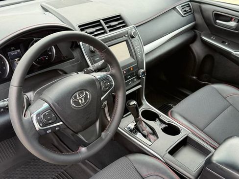Used 2017 Toyota Camry SE image 9
