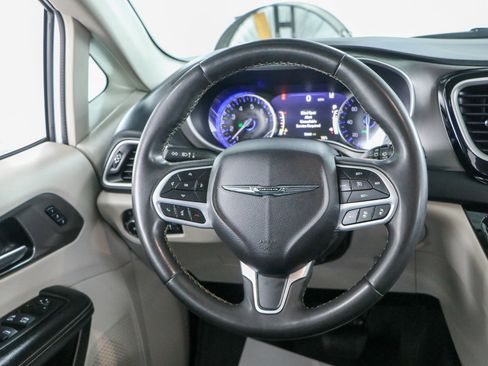 Used 2022 Chrysler Pacifica Touring-L FWD image 12