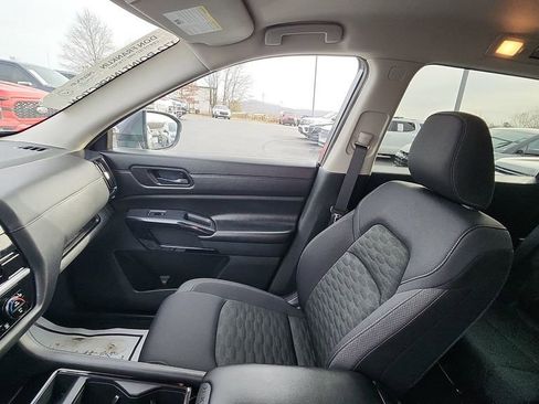 Used 2025 Nissan Pathfinder SV image 11