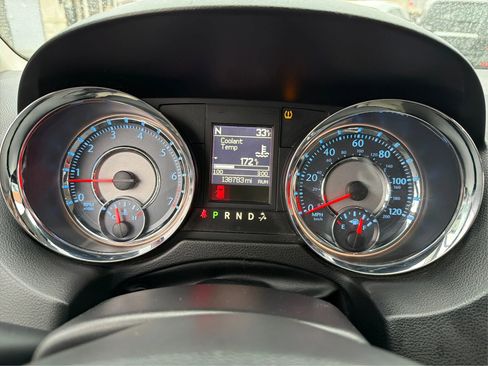 Used 2013 Chrysler Town & Country Touring image 19