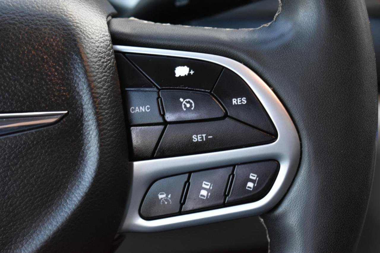 Used 2022 Chrysler Pacifica Touring-L FWD image 16