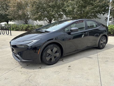 Used 2025 Toyota Prius LE FWD image 3