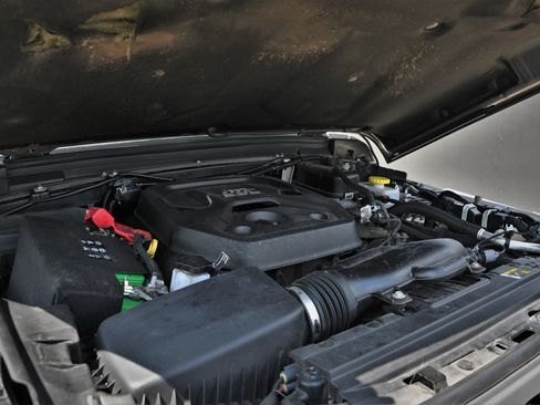 Used 2019 Jeep Wrangler Unlimited Sahara AWD/4WD image 23