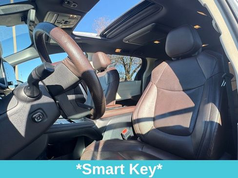 Used 2021 Toyota Sienna Platinum image 16