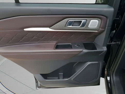 Used 2025 Ford Explorer Platinum w/ LUX Leather Package image 17