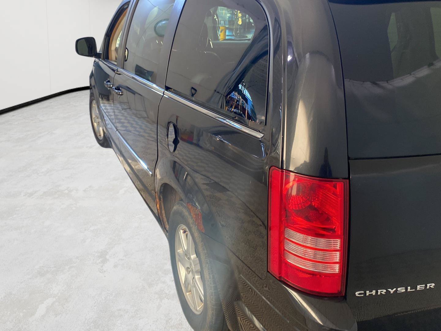 Used 2010 Chrysler Town & Country Touring FWD image 7
