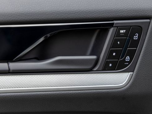 Certified 2025 Porsche Cayenne AWD/4WD image 22