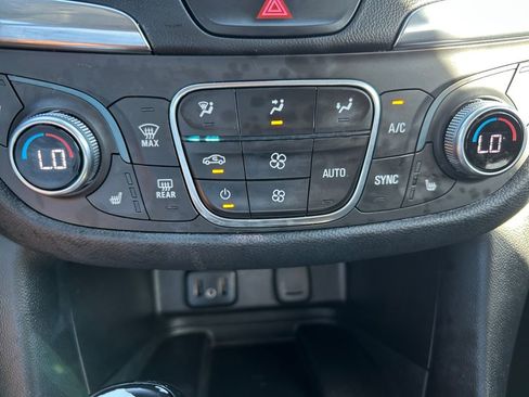 Used 2018 Chevrolet Equinox Premier image 30