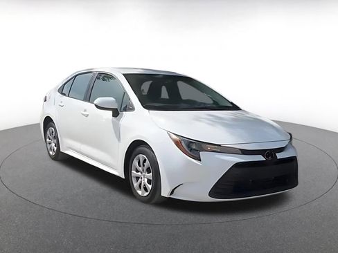 Used 2025 Toyota Corolla LE FWD image 2