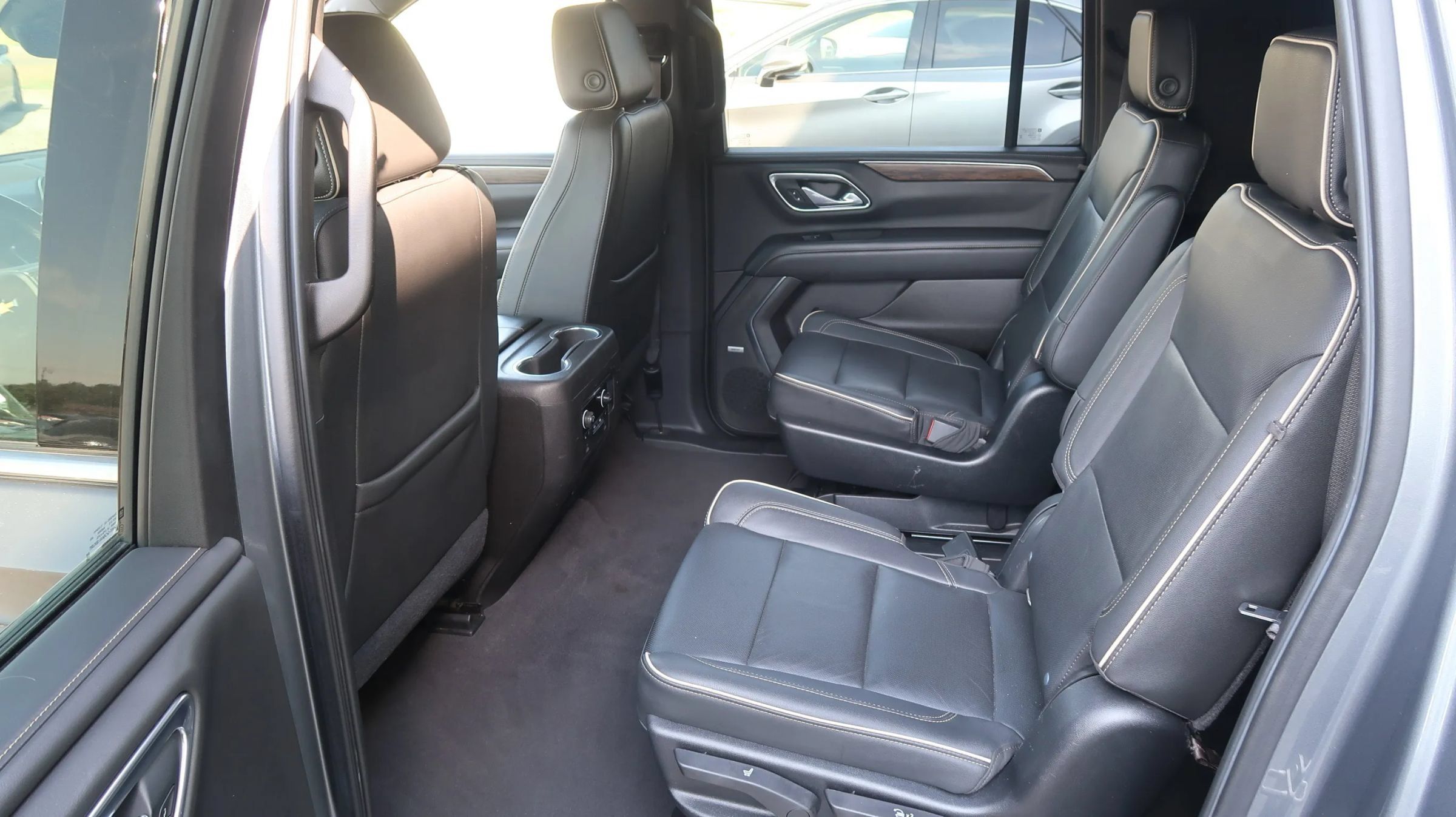 Used 2021 Chevrolet Suburban Premier w/ Premium Package RWD image 18