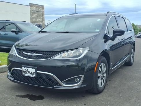 Used 2020 Chrysler Pacifica Touring-L Plus FWD image 2