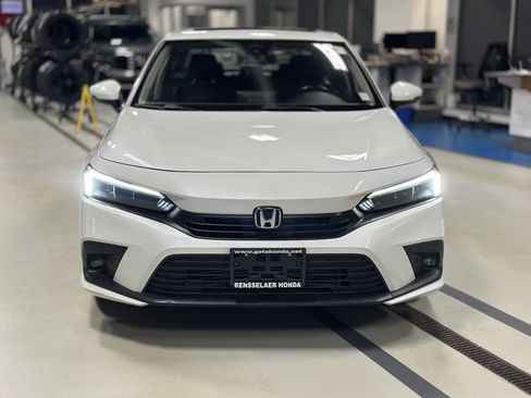 Used 2022 Honda Civic Touring image 2