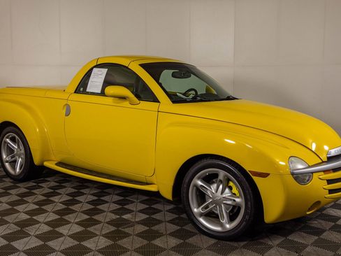 Used 2004 Chevrolet SSR w/ Preferred Equipment Group RWD image 13