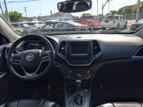 Used 2019 Jeep Cherokee Latitude Plus w/ Comfort/Convenience Group FWD image 14