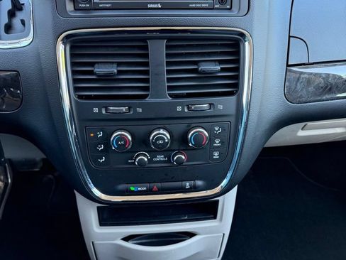 Used 2018 Dodge Grand Caravan SE w/ UConnect Hands-Free Group FWD image 17