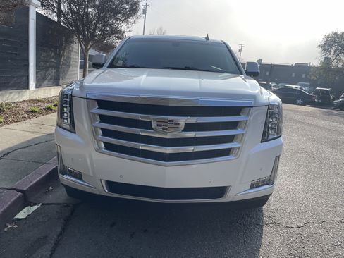 Used 2019 Cadillac Escalade ESV 4WD image 12