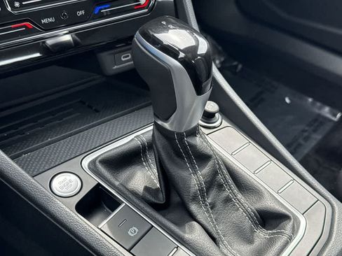 Used 2025 Volkswagen Jetta SE FWD image 21
