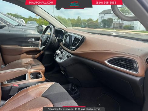 Used 2017 Chrysler Pacifica Limited FWD image 12
