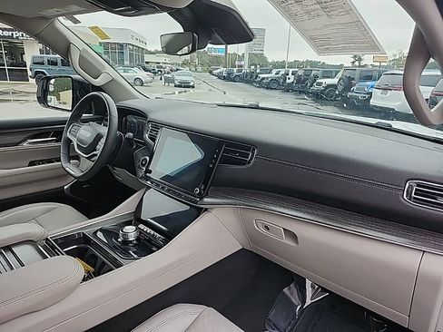 Used 2023 Jeep Wagoneer Series III w/ Preferred Equipment Group image 18