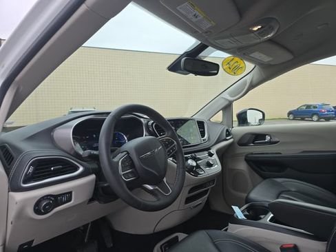 Used 2024 Chrysler Pacifica Limited FWD image 11