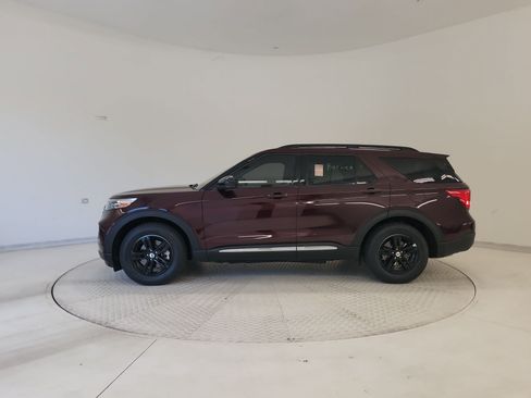 Used 2022 Ford Explorer XLT w/ Equipment Group 202A RWD image 2