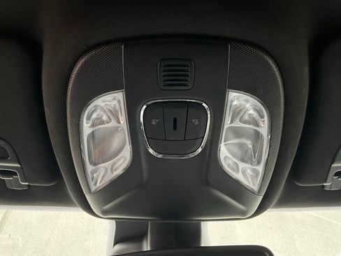 Used 2025 Jeep Compass Latitude image 16