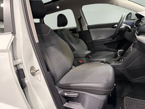 Used 2023 Volkswagen Taos SE w/ Panoramic Sunroof Package FWD image 14