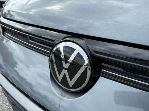 Used 2025 Volkswagen Taos SE w/ Panoramic Sunroof Package image 6