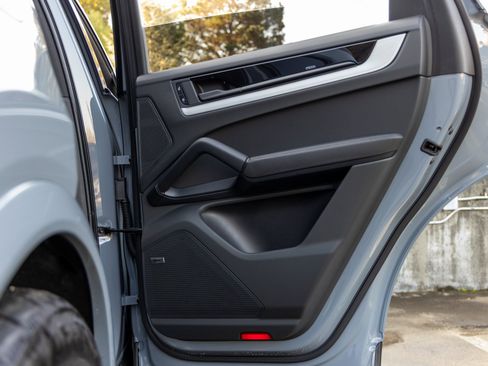 New 2025 Porsche Cayenne E-Hybrid image 44