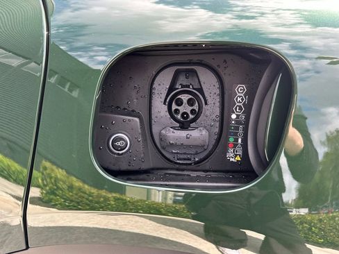 Certified 2025 Porsche Macan 4S Electric AWD/4WD image 46