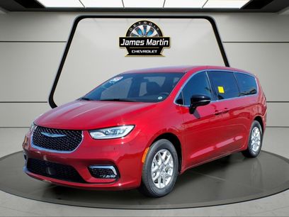 Used 2025 Chrysler Pacifica Select