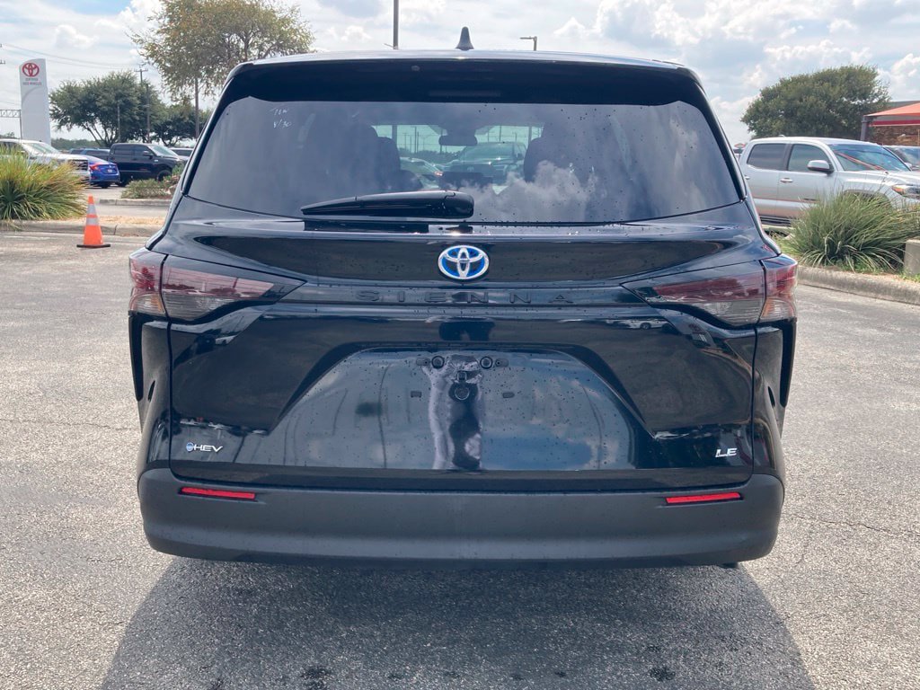 Used 2025 Toyota Sienna LE FWD image 4