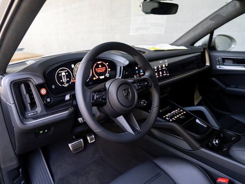 Used 2025 Porsche Cayenne Turbo AWD/4WD image 4