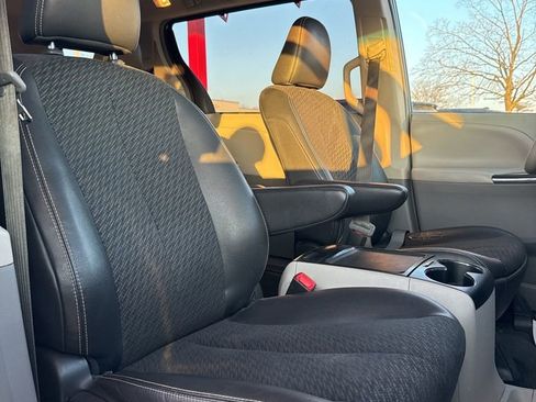 Used 2014 Toyota Sienna SE image 31