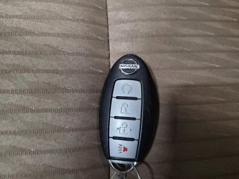 Used 2017 Nissan Rogue SV image 32