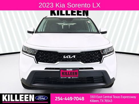 Used 2023 Kia Sorento LX FWD image 2